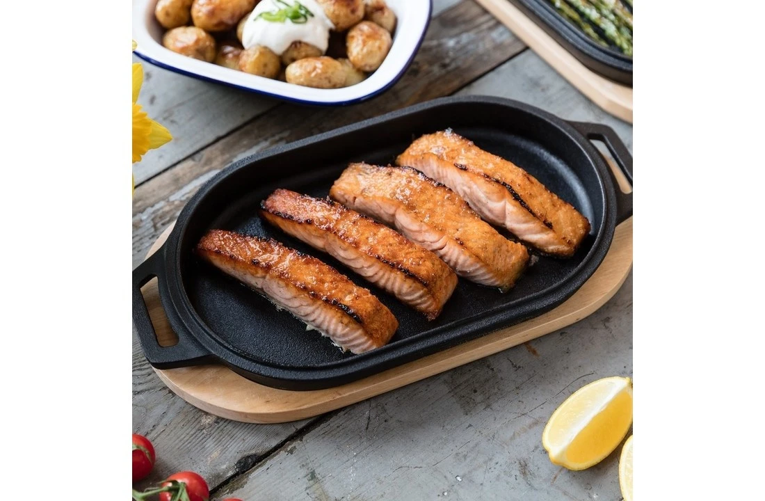 Ooni Gietijzeren Sizzler Pan Met Afneembare Greep En Houten Bord 4 Ooni Gietijzeren Sizzler Pan Met Afneembare Greep En Houten Bord - Afbeelding 2